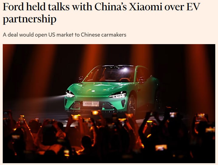 Американский автопроизводитель Ford вел переговоры с китайской компанией Xiaomi выпускающей электромобили о создании совместного предприятия для их производства в США Об этом сообщает Financial Times По информации издания Ford также вел переговоры с BYD и другими китайскими автопроизводителями о потенциальном сотрудничестве в США Генеральный директор Ford Джим Фарли является ярым поклонником китайских электромобилей он даже импортировал модель Xiaomi SU7 для личного пользования Китайская группа компаний имеет корни в сфере потребительской электроники но она потрясла мировую автомобильную промышленность впечатляющим дебютом электромобиля в 2024 году говорится в публикации В Ford заявили что эта история совершенно ложная Xiaomi не ответила на запрос о комментарии BYD отказалась от комментариев Financial Times отмечает что еще в прошлом году Фарли предупреждал что китайские конкуренты представляют собой экзистенциальную угрозу для западных автопроизводителей и обладают достаточными мощностями только в Китае чтобы разорить нас всех Ранее он заявлял что китайские компании абсолютно точно придут в США В декабре 2025 Ford объявил о списании активов на 19 5 млрд и прекращении разработки нескольких моделей электромобилей В 2024 году администрация Джо Байдена фактически запретила ввоз китайских автомобилей в США введя 100 процентные пошлины на импорт автомобилей из Китая Трамп сохранил эти пошлины в дополнение к ограничениям введенным при Байдене на китайское программное и аппаратное обеспечение для автомобилей со встроенным интернет соединением