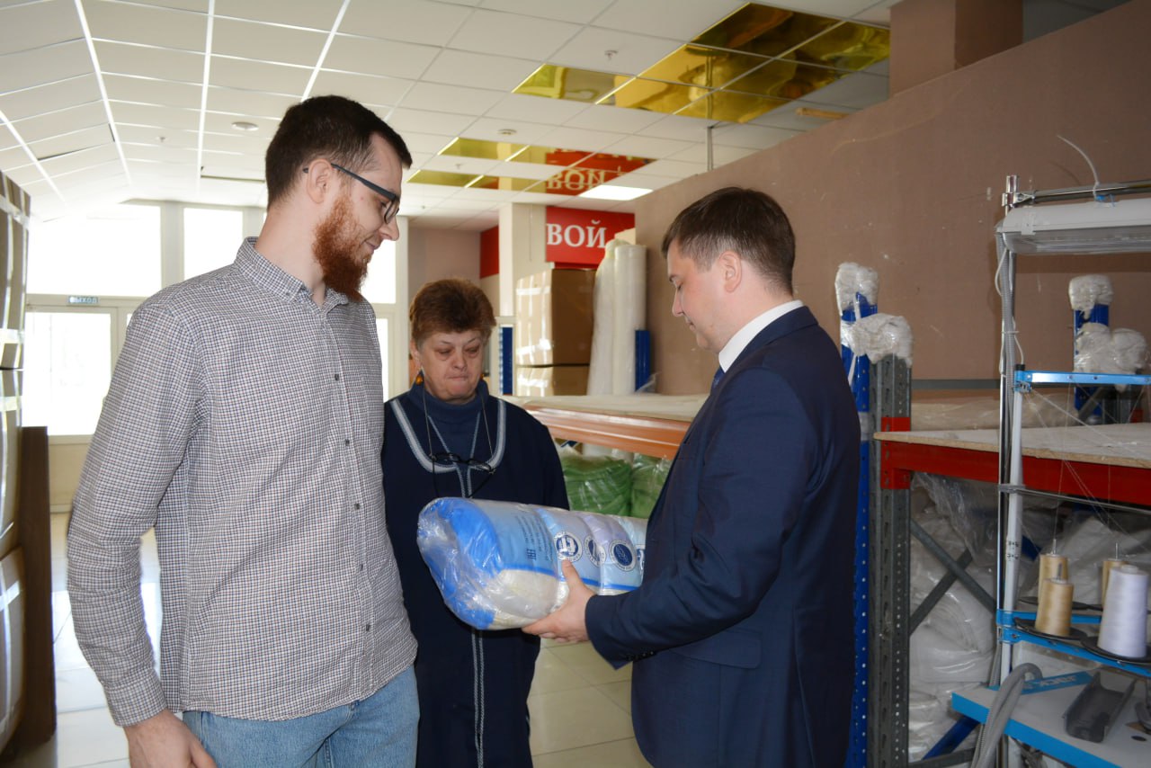 В Ульяновской области появилось более 30 новых бизнесов в сфере легкой промышленности  В Ульяновской области на сегодня 334 субъекта МСП осуществляют свою деятельность в сфере легкой промышленности, где занято 2600 человек.   Доход таких предприятий по итогам 2024 года составил более 7,4 млрд рублей.   Только в текущем году создано 31 предприятие, занимающееся производством одежды.  Начиная с 2022 года количество субъектов МСП региона, занятых в сфере легпрома, выросло на 7 процентов.   Эта отрасль входит в число приоритетных отраслей, для развития которых в рамках нацпроекта «Эффективная и конкурентная экономика» действует ряд финансовых инструментов, позволяющих предпринимателям привлекать дополнительное финансирование.  Подробнее на сайте министерства.