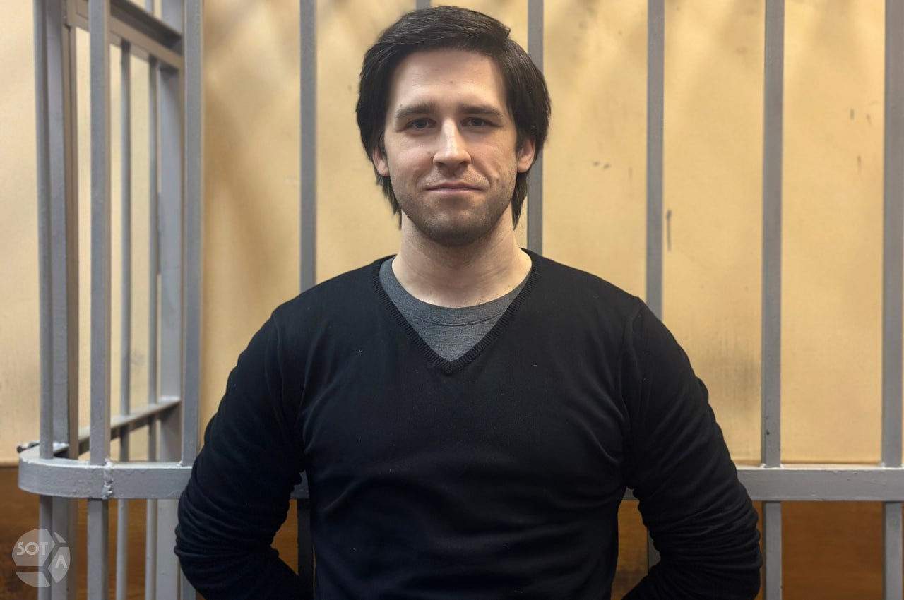 3 года принудительных работ назначили жителю Кирова за 2100 рублей отправленных экстремистскому ФБК Савеловский суд Москвы признал 33 летнего Алексея Кузнецова виновным по статье о финансировании экстремисткой деятельности и назначил ему три года принудительных работ передает наш корреспондент в суде Кузнецову также назначили 10 месяцев ограничения свободы ему запрещено покидать Киров без уведомления и необходимо дважды в месяц отмечаться в контролирующих органах Обвинение запрашивало подсудимому 3 5 года колонии С марта мужчина находился под домашним арестом По данным Медиазоны Кузнецов оформил ежемесячный донат в 300 рублей в августе 2021 года Общая сумма переводов составила 2100 рублей Прокурор указывала что подсудимый отменил подписку не самостоятельно а только из за указа Путина запрещающего переводы в недружественные страны Кузнецов признал вину и раскаялся Он заявил что никогда не был сторонником ФБК а в 2021 году оказался под неким влиянием Мужчина сказал что поверил участникам фонда которые обещали улучшить качество жизни и увеличить заплаты пенсии По словам Кузнецова он поддерживает власть оказывает посильную помощь участникам СВО хочет продолжать работать и улучшать российскую IT и косвенно экономику России Фото SOTAvision