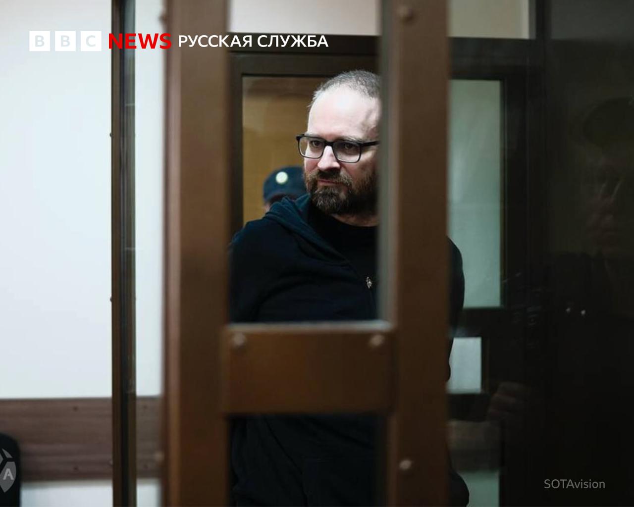 Суд приговорил московского программиста к восьми годам за пост о Херсоне Программиста и дзен-буддиста Илью Васильева, известного как Арви Хэккер, приговорили к восьми годам колонии за пост об обстреле Херсона, передает из зала Преображенского суда Москвы корреспондент «Медиазоны» . Как отмечает издание, ФСБ заинтересовалась 51-летним Васильевым весной 2023 года. Он добровольно разблокировал и отдал всю технику силовикам, которые говорили, что «за слова в России никого не сажают» и нужно только «установить отсутствие» связей с украинскими спецслужбами, пишет «Медиазона» . В 2024 году к программисту пришли с обыском по делу о «военных фейках», поводом для которого стал пост на английском языке, написанный в 2022 году. В посте речь шла об обстреле Херсона, где живут родные Васильева, отмечает издание. Путин отверг рождественское перемирие, сейчас его ракеты обстреливают мирные украинские города и поселки, — писал программист, связывая обстрелы Херсона с президентом России и заявляя о гибели 16 человек. — Картина называется: Рождество-2023 . Адвокат Геворг Алексанян просил суд назначить новую экспертизу поста, который был написан на английском языке. По его мнению, эксперты ФСБ нашли мотив политической ненависти в неточном переводе текста. Суд отказался проводить новую экспертизу. Вину Васильев не признал. в реестре «иноагентов» в России Сайт без VPN Telegram WhatsApp YouTube Рассылка