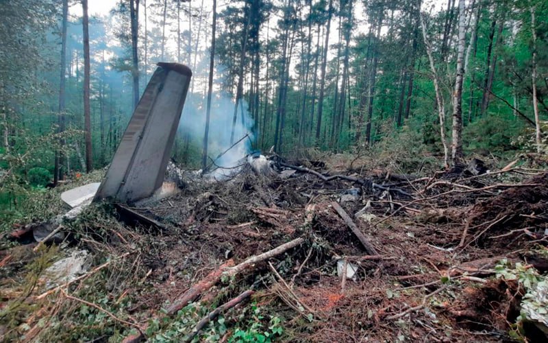 Самолёт Ан 24 иркутской Ангары разбившийся летом 2025 года в Амурской области летел на 500 метров ниже чем было необходимо для безопасной посадки Об этом заявил начальник отдела криминалистики Восточного управления СК РФ на транспорте Станислав Асташенко Самолёт во время полёта находился в технически исправном состоянии погодные условия позволяли безопасно осуществить посадку Приоритетной версией является ошибка экипажа при определении высоты из за неверной установки давления на барометрическом высотометре что повлекло путаницу Экипаж ориентировался на то самолёт находится на высоте над уровнем взлетно посадочной полосы аэродрома а на самом деле данные показывали высоту над уровнем моря уточнил следователь Визуально наблюдать землю при заходе на посадку экипаж не мог из за дождя Но лётно техническая экспертиза по делу пока не окончена 24 июня 2025 года пассажирский Ан 24 следовавший по маршруту Хабаровск Благовещенск Тында перестал выходить на связь после ухода на второй круг перед посадкой в Тынде Самолёт упал в 16 км от города все 42 пассажира и шесть членов экипажа погибли Подписаться Прислать новость Помочь бустами