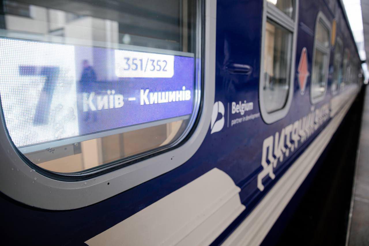 Украинская железная дорога сообщила 20 декабря что выделила дополнительные вагоны для поездов курсирующих между Киевом и Кишиневом чтобы жители Одессы могли свободно передвигаться между Молдовой и Украиной rusputnikmd 2