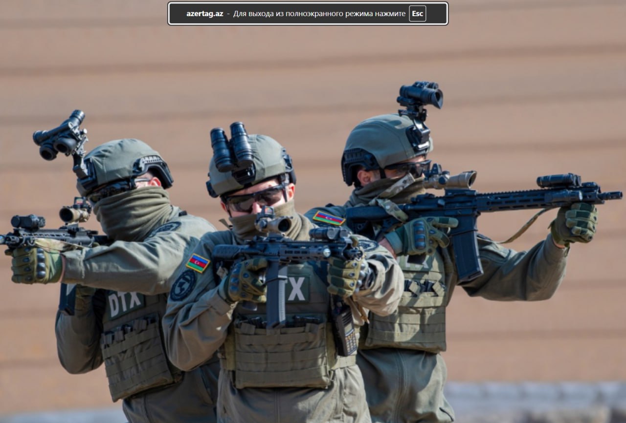 Организаторов теракта в посольстве задержали в Азербайджане В Азербайджане задержали трех граждан планировавших теракт в посольстве иностранного государства в Баку Об этом сообщает служба государственной безопасности Азербайджана Граждане Азербайджанской Республики Гулиев Ильгар Ильхам оглу 2000 года рождения по прозвищу Абу Зар аль Мухаджир Пириев Амин Эльшад оглу 2005 года рождения по прозвищу Абдурашид и Ализаде Эльвин Санан оглу 2005 года рождения по прозвищу Абдуррахман аль Азери на почве религиозной вражды готовились совершить террористическую атаку против посольства иностранного государства в Баку сказано в сообщении В ведомстве уточнили что фигуранты вступили в ряды организованной группировки имеющей отношение к террористической организации ИГИЛ приобрели оружие и готовились к совершению террористической атаки против посольства террористическая организация запрещенная на территории РФ Южная служба новостей