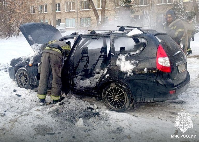 Три легковых автомобиля загорелись на парковке, расположенной на улице Бела Куна в Томске, информирует пресс-служба МЧС.   Сообщение о пожаре на парковке поступило на пульт дежурного пожарной службы в 15 часов 12 января. К прибытию пожарных горели автомобили «Лада Приора», «Тойота Королла Филдер» и «Мерседес». Огонь тушили 12 сотрудников пожарной службы с помощью двух единиц техники. Пожар был потушен через несколько минут. Все три автомобиля значительно повреждены огнем.   Причину пожара устанавливают дознаватели. По предварительным данным, он произошел из-за неисправности электрооборудования одного из автомобилей.   #томск