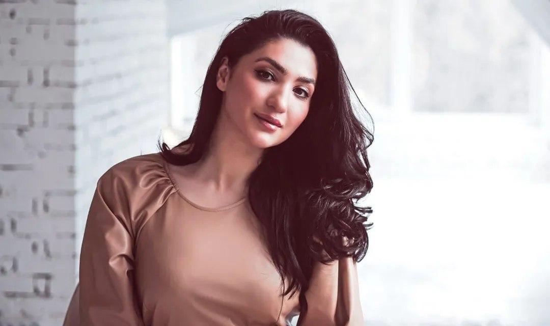 Суд в Кабардино Балкарии оправдал адвоката Диану Ципинову обвиненную в насилии над полицейским Уранский районный суд Кабардино Балкарии вынес Ципиновой оправдательный приговор и указал на отсутствие в ее действиях состава преступления сообщает пресс служба суда Прокуратура запрашивала для обвиняемой 2 5 года колонии поселения с лишением права заниматься адвокатской деятельностью на два года Адвоката Диану Ципинову судили по статье о применении насилия к сотруднику полиции ч 1 ст 318 УК По версии следствия Ципинова применила насилие во время конфликта у отдела полиции в Нарткале в мае 2020 года Тогда она вместе с коллегами приехала чтобы оказать юридическую помощь адвокату Ратмиру Жилокову задержанному полицией Адвокатов не пустили произошла потасовка Ципинову затащили внутрь здания и надели на нее наручники Позже она заявила что полицейские угрожали ей сексуализированным насилием Это уже второе рассмотрение дела Ранее суд полностью оправдал адвоката но в августе 2024 года Пятый кассационный суд отменил оправдательный приговор по представлению Генпрокуратуры В поддержку Дианы Ципиновой выступила президент ФПА Светлана Володина а омбудсмен Татьяна Москалькова просила проверить законность отказа в возбуждении уголовного дела против полицейских угрожавших Ципиновой насилием КабардиноБалкария