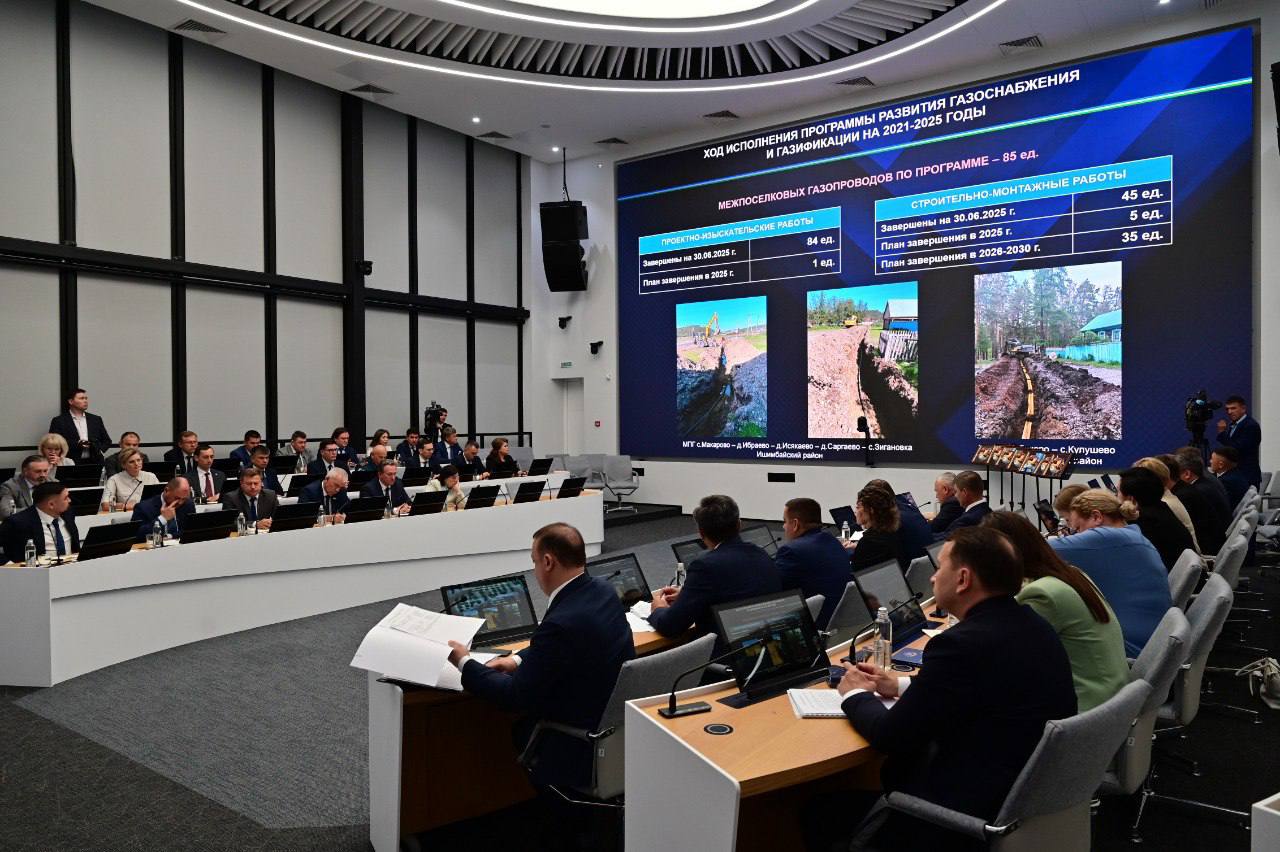 ГАЗИФИКАЦИЯ  В Республике Башкортостан обсудили вопросы развития системы газоснабжения   За время действия программы построено более 185 межпоселковых и внутрипоселковых газопроводов, осуществлена газификация 87 населенного пункта.    В рамках догазификации обеспечена техническая возможность к подключению к сетям 96 тысяч домовладений.   ‍ ‍ ‍  Для льготных категорий граждан в регионе действуют меры социальной поддержки. Газораспределительной организацией принято более 10 тысяч сертификатов.   Участники оперативного совещания, прошедшего под руководством Главы Башкортостана  Радия Хабирова,  обсудили вопросы догазификации садовых товариществ. На сегодняшний день принято более 3 тысяч заявок.   В республике ведется системная работа по повышению уровня доступности газификации. До конца 2025 года планируется подключить к газу еще 33 населенных пункта.