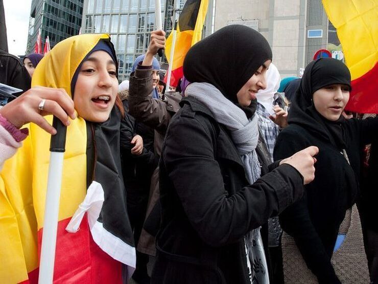 Согласно последним статистическим данным StatBel официальной статистической организации Бельгии 72 9 детей и подростков в бельгийской столице Брюсселе имеют миграционное происхождение из стран не входящих в ЕС в то время как только 10 5 детей и подростков имеют бельгийское этническое происхождение NewsEconomics