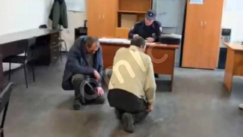 Адвокат сфотографировала стоящих на коленях мужчин в отделе полиции Шипуново Адвокат сняла на камеру телефона как двое мужчин в гражданской одежде стоят на коленях в кабинете участкового пункта полиции на ул Советской 81 в селе Шипуново Об этом защитник рассказала amic ru По словам спикера она по работе находилась в районном отделе полиции 18 сентября и примерно в 11 30 услышала звуки похожие на удары а также мужской крик Я встала и пошла в кабинет Открываю дверь там сидят трое участковых два сотрудника Росгвардии а гражданские стоят на коленях Спрашиваю Почему это происходит Мне ответили Гляньте на них какие им стулья Я была в шоке вышла потом вернулась а их так никто и не поднял Поэтому я сфотографировала происходящее По моей информации стоящие на коленях были в состоянии опьянения Несколько раз они вызывали сотрудников которые в конце концов устали туда ездить и привезли их для профилактической беседы отметила адвокат Она добавила что уже слышала о том что в шипуновском отделении якобы случались похожие ситуации Очевидец обратилась в Следком заявление пообещали рассмотреть до 20 октября Однако сейчас она предполагает что в возбуждении дела могут отказать По словам защитника ее уже просили не раздувать ситуацию однако женщина сказала что не оставит этого просто так И если дело вдруг не возбудят она намерена обратиться к главе СК РФ Александру Бастрыкину и в прокуратуру чтобы там разобрались что происходило в кабинете на самом деле Сейчас же очевидец решила рассказать о случившемся журналистам чтобы дело не замяли пояснила она Amic ru отправил соответствующий запрос в пресс службу ГУ МВД по Алтайскому краю за разъяснением ситуации