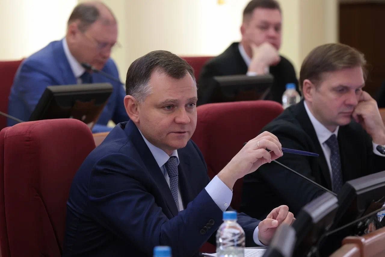 Юрий Слюсарь Готовится закон о квотировании рабочих мест для ветеранов боевых действий Вопрос о трудоустройстве участников СВО подняли на заседании правительства По словам прокурора области из числа обратившихся за помощью ветеранов трудоустроены 67 обучение в рамках нацпроекта Кадры прошли только несколько человек Из 2000 уволенных с военной службы трудоустроены только 300 человек Индивидуальный подход также необходим У каждого своя ситуация свои физические возможности свои планы Ребята с семьями с детьми имеют полное право на достойный заработок И ответственность здесь общая власти фондов работодателей Результат должен быть пишет Юрий Слюсарь Филиал фонда Защитник Отечества и управление занятости проводят ярмарки вакансий развивают формат локальных встреч в клубах Больше чем работа В этом месяце прошли 36 встреч с 527 участниками Но и положительные результаты в этом направлении тоже есть Фото телеграм канал Юрия Слюсаря ИА ДОН 24 Отправить новость