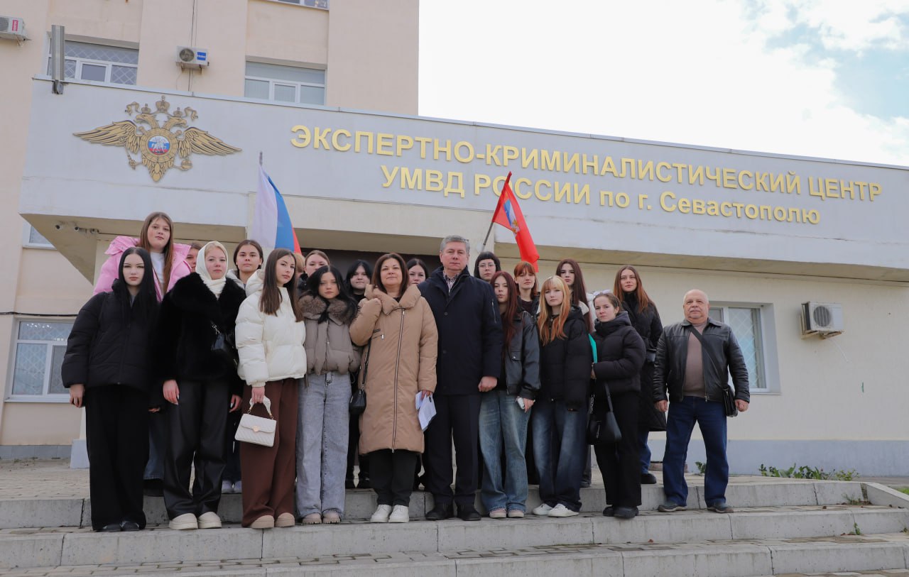 В рамках Всероссийской акции "Студенческий десант" студенты архитектурно-строительного техникума при поддержке Общественного совета при УМВД посетили экспертно-криминалистический центр УМВД России по г. Севастополю.  Член Общественного совета, полковник полиции в отставке Александр Конюшок отметил важность таких акций для формирования у молодёжи правильного представления о работе полиции и соблюдения закона.  Студенты узнали о работе криминалистов, методах расследования преступлений, новейших технологиях и работе экспертов по дактилоскопии и трасологии. Акция "Студенческий десант" позволила ребятам ближе познакомиться с работой полиции и задуматься о профессии в правоохранительных органах.