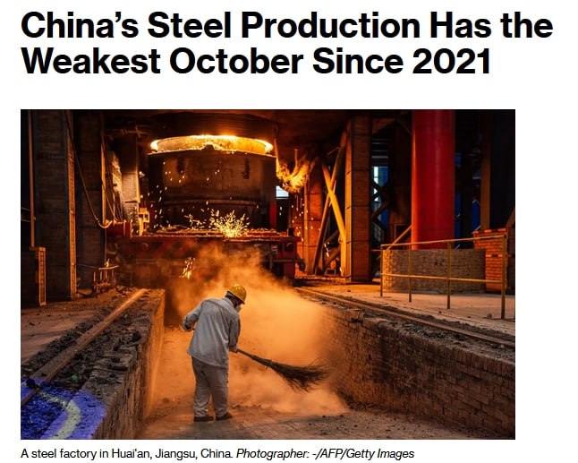 Производство стали в Китае продолжило сокращаться в октябре на фоне ослабления внутреннего спроса и более глубоких сокращений выпуска на металлургических заводах Сырьевое промышленное производство стали снизилось в прошлом месяце на 12 по сравнению с аналогичным периодом прошлого года до 72 миллионов тонн сообщило статистическое управление в пятницу За истекший период этого года объём производства оказался на 4 ниже прошлогоднего уровня Ослабление спроса в крупнейшей экономике Азии и снижение маржи вынуждают металлургические комбинаты сокращать деятельность Затяжной кризис в строительном секторе и замедление темпов производства приводят к сокращению заказов а сохраняющийся переизбыток мощностей продолжает оказывать давление на цены Ранее озвученные властями призывы к дисциплине также способствовали осторожности и подталкивали комбинаты к сокращению производства jkinvest news jkinvest