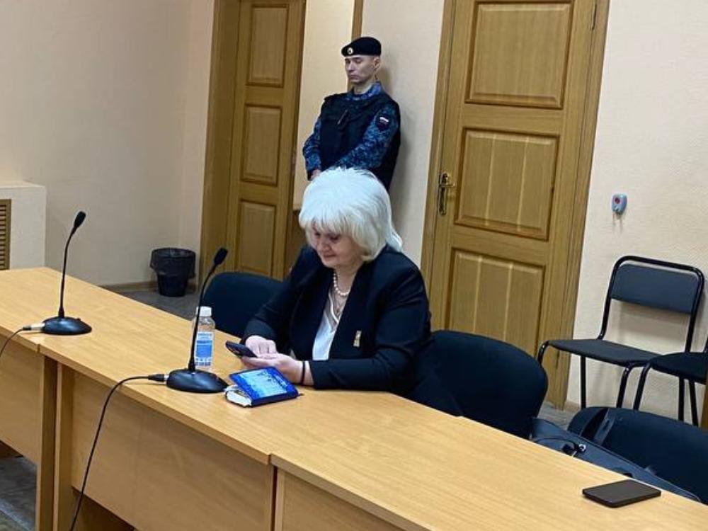 Вынесен приговор экс ректору архангельского СГМУ Горбатовой 2 года общего режима В столице Поморья поставлена точка в резонансном уголовном деле о растрате в стенах Северного медицинского государственного университета На скамье подсудимых бывший ректор Любовь Горбатова Задержание Горбатовой произошло в её частном доме за Ижемскими банями в июне минувшего года Уголовное дело против неё возбудили по части 4 статьи 160 УК РФ Растрата совершенная лицом с использованием своего служебного положения в особо крупном размере По версии следствия а теперь это уже установлено и судом Горбатова желая обеспечить себе и подчинённым квалифицированную юридическую помощь по делу о мошенничестве растратила вверенные ей 1 3 млн рублей В ходе последнего слова вину экс ректор признавать отказалась заявив что заключала договоры на оказание юридических услуг исключительно в интересах вуза Сегодня Октябрьский районный суд Архангельска вынес приговор Горбатовой назначено наказание в виде 2 лет лишения свободы с отбыванием наказания в исправительной колонии общего режима Кроме того с неё будет взыскана вся сумму ущерба те самые 1 3 млн рублей Приговор не вступил в законную силу