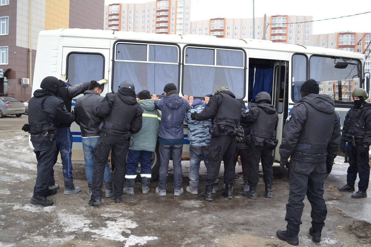 Конфискация предусмотрена.   Комитет по конституционному законодательству и госстроительству Совета Федераций поддержал и рекомендовал одобрить пакет законов по борьбе с нелегальной миграцией, предусматривающий в том числе конфискацию денег и имущества за организацию незаконной миграции и запрет для посредников на участие в приеме экзаменов у иностранцев на знание русского языка, истории и законов России.  Принятые Госдумой поправки ужесточающие наказание за незаконную миграцию отнесли к отягчающим обстоятельствам совершение преступления лицом, незаконно находящимся на территории РФ.  Законопроект предусматривает блокировку сайтов с информацией о предоставлении незаконных услуг в сфере миграции и о способах организации незаконной миграции, как относящейся к информации, распространяемой с нарушением законодательства РФ. Кроме того, поправки предусматривают отнесение к числу особо тяжких преступлений организацию незаконной миграции, совершенную организованной группой или для совершения тяжких или особо тяжких преступлений на территории России.