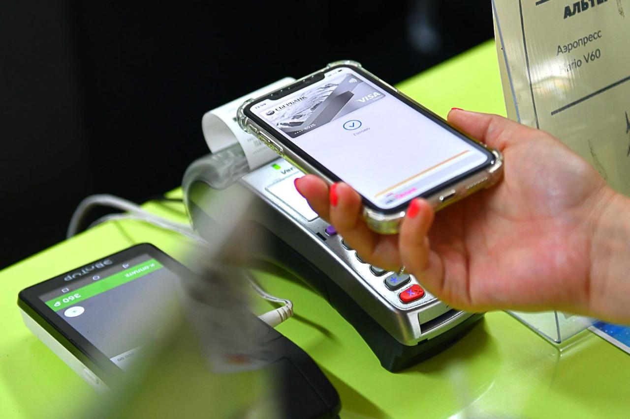В РФ тестируют альтернативу Apple Pay — платежи через Bluetooth с привязкой к СБП и картам «Мир». Национальная система платежных карт планирует ввести систему «Волна». Технология призвана решить проблему пользователей iPhone, оставшихся без бесконтактной оплаты после ухода Apple Pay. В пилотном проекте уже участвуют ВТБ, МКБ, ПСБ, «Синара», банк «Центр-Инвест», а также владельцы сетей терминалов МСТ, «Юнитоди», INPAS, которые разработали специальный софт, — МСТ, «Юнитоди», INPAS. Но для массового распространения технологии есть препятствия, среди которых санкции, невысокая доля терминалов для оплаты с поддержкой такой технологии и шансы на возврат Apple Pay в Россию.