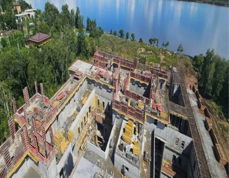 Дом соцобслуживания в Благовещенске строят по графику социальное учреждение разместится в районе Дома инвалидов на улице Чайковского Соцобъект введут в эксплуатацию уже в 2026 году Дом социального обслуживания станет самым современным соцучреждением в области отметили в пресс службе регионального правительства Сейчас проводятся кровельные работы армирование стен будущего здания монтаж инженерных коммуникаций Строительство идет в соответствии с графиком Дом соцобслуживания будет включать комплекс зданий три жилых корпуса и один хозяйственный лечебно профилактический блок культурно досуговый центр и пищеблок На работы выделено более 2 5 миллиарда рублей Здесь будут получать услуги около 200 маломобильных и немобильных амурчан Они смогут проживать временно или постоянно В Доме соцобслуживания планируется создать условия приближенные к домашним Фото предоставлено правительством Амурской области ТЕЛЕПОРТ РФ здесь все об Амурской области  Написать нам