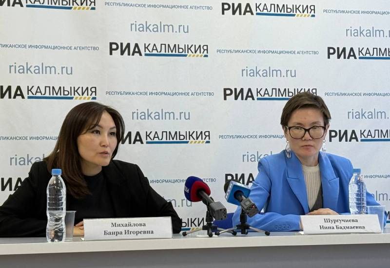 Новый туристический маршрут к III Международному буддийскому форуму в Калмыкию прибудет специальный поезд Министерство культуры и туризма Калмыкии разработало новый туристический маршрут Теперь туристы из Москвы смогут напрямую добраться на поезде в Элисту для участия в масштабном событии III Международном буддийском форуме Сегодня в пресс центре РИА Калмыкия в рамках брифинга с заместителем министра культуры и туризма Республики Баирой Михайловой и директором Агентства по развитию туризма РК Ниной Шургучиевой были раскрыты детали запуска специального поезда его маршрут и порядок приобретения билетов Как уточнила Нина Шургучиева поезд проследует от Казанского вокзала Москвы до Элисты и обратно Состав на 98 мест отправится из столицыи 23 сентября и прибудет в Элисту 25 сентября как раз к торжественной церемонии открытия форума Обратный рейс из Элисты запланирован на 28 сентября с прибытием в Москву 30 числа Для гостей будут доступны места как в купе так и в СВ вагонах Билеты уже можно приобрести в Агентстве по развитию туризма Это уникальная возможность комфортно добраться до столицы Калмыкии и стать частью важнейшего духовного события добавила Шургучиева Стоимость проезда туда и обратно СВ 10 тысяч рублей Купе 8 тысяч рублей Если поезд Цветущая степь был ориентирован на организованные группы то этот поезд рассчитан на самостоятельных путешественников которые предпочитают комфортный железнодорожный трансфер Баира Михайлова также выразила уверенность что новый маршрут станет отличным решением для уроженцев Калмыкии проживающих в Москве и Московской области В поезде пассажирам будут предоставлены постельное белье и средства личной гигиены отметила Михайлова Организация специального рейса стала результатом совместной работы Министерства культуры и туризма Калмыкии Агентства по развитию туризма и регионального Министерства строительства транспорта и дорожного хозяйства Маршрут составлен таким образом чтобы его пассажиры смогли в полной мере насладиться насыщенной программой III Международного буддийского форума которая включает в себя как деловые так и культурные мероприятия Для приобретения билетов обращайтесь по телефону 8 800 222 66 08 Читайте новость на сайте   РИАКалмыкия РеспубликаКалмыкия