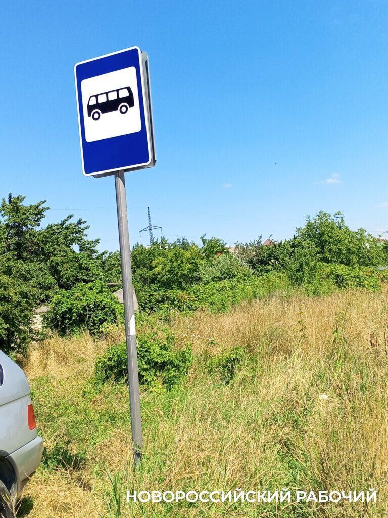 В Новороссийске соседи годами ищут хозяина заброшенного участка  В Новороссийске жители улицы Широкой в Цемдолине обращаются с просьбой о помощи в поиске хозяина заброшенного участка, заросшего бурьяном и с вырытой канавой, вызывающей проблемы с ливнеотведением.  Местные власти отказываются помочь, утверждая, что это частная территория. Ожидается, что государство начнет изымать заброшенные земельные участки, и в этом случае участок на улице Широкой, который не используется с 2013 года, может попасть под такие меры.