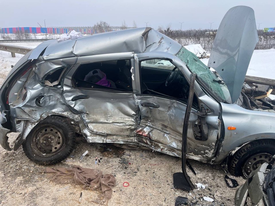 В Новоусманском районе полицейские устанавливают обстоятельства ДТП в результате которого пострадали 4 человека Накануне примерно в 13 40 час в Новоусманском районе на 3 км автодороги М 4 Дон с Александровка по предварительным данным водитель автомобиля Лада Калина 19 летний житель областного центра выехал на полосу дороги предназначенную для встречного движения где допустил столкновение с автомобилем Рено Логан под управлением 69 летнего жителя областного центра В результате дорожно транспортного происшествия водитель и пассажир автомобиля Лада Калина 19 летняя жительница г Воронежа а также водитель и пассажир автомобиля Рено Логан 66 летняя жительница областного центра получили телесные повреждения доставлены в медицинское учреждение  По данному факту сотрудниками полиции проводится проверка устанавливаются все обстоятельства и причины произошедшего