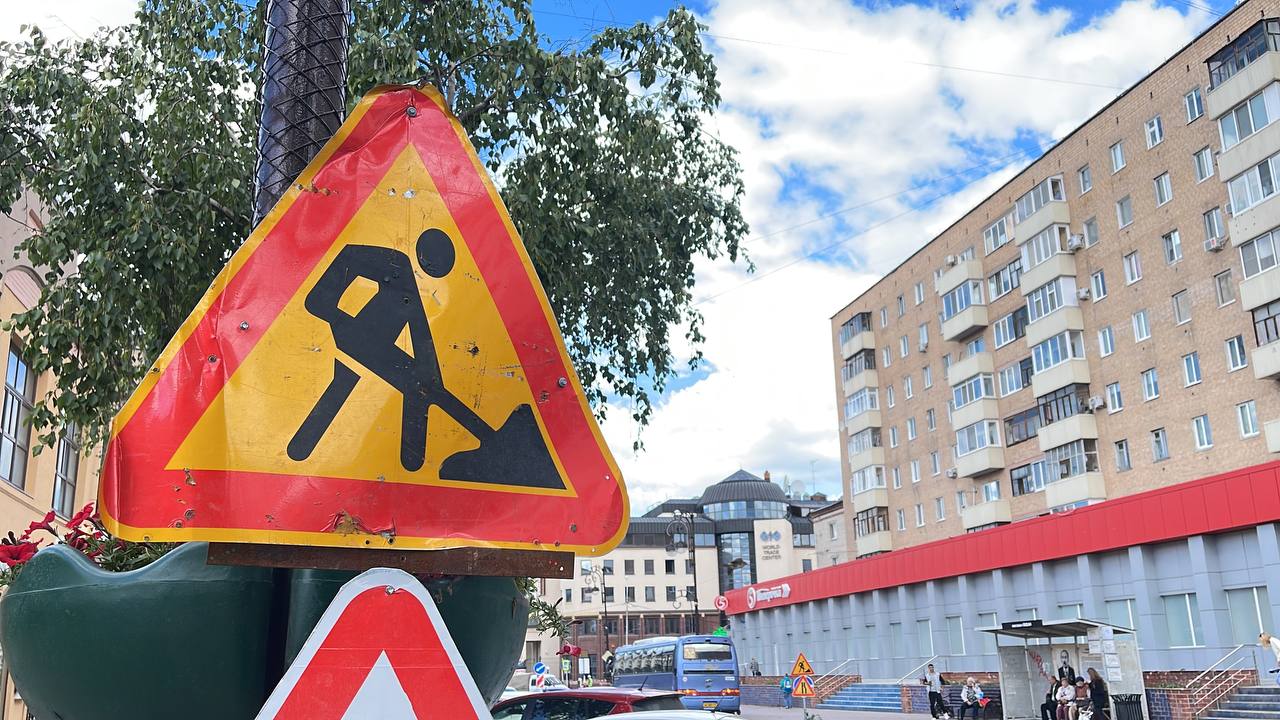 В конце октября 2025 года в Архангельской области благоустроят крупную автомагистраль   В 2024–2025 годах в Архангельской области в рамках нацпроекта «Инфраструктура для жизни» начата модернизация дорожной сети, включая ремонт мостов и строительство социальных объектов, с планами обновления 36 социальных домов и переселения жителей из аварийного жилья.  #Общество
