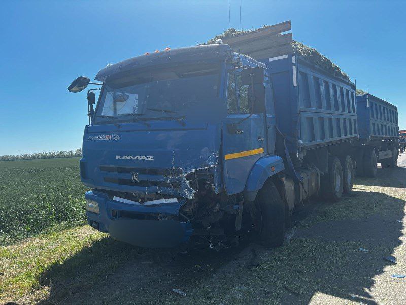Трое мужчин погибли в ДТП в Гулькевичском районе 22 мая на автодороге "Чаплыгин-Пушкинское-Соколовское" водитель Лады Приоры выбрал небезопасную скорость движения автомобиля, не справился с управлением и на закруглении дороги выехал на встречную полосу, где столкнулся с Камазом. ‼ В трагическом ДТП погиб 26-летний водитель отечественного автомобиля и два пассажира 22 и 19 лет, еще двое 25-летних пассажира пострадали. Молодые люди с различными травмами госпитализированы. ЧП Краснодара и края