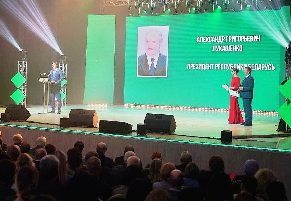 Президент Республики Беларусь Александр Лукашенко поздравил коллектив БГСХА с 185 летием со дня ее основания Приветственный адрес коллективу БГСХА зачитал помощник Президента инспектор по Могилевской области Сергей Наливайко Этот старейший на территории Европы аграрный вуз основоположник научного подхода к прогрессивному грамотному земледелию и животноводству говорится в поздравлении Славный путь учреждения отмечен яркими научно практическими достижениями и целым созвездием имен выдающихся выпускников вписавших немало значимых страниц в историю Беларуси Академия сегодня представляет собой не просто комплекс учебных корпусов центров лабораторий общежитий спортивных и культурных площадок а это прежде всего научно педагогические кадры вклад которых в развитие фундаментальных и прикладных исследований в области биотехнологий агроэкологии генетики и селекции неоценимый отметил Глава государства Но самое главное вы свято храните традиции воспитывая у молодежи любовь к родной земле и уважение к нелегкому крестьянскому труду подчеркнул Глава государства Александр Лукашенко выразил уверенность что коллектив вуза и впредь сможет эффективно решать поставленные перед АПК задачи по обеспечению продовольственной безопасности укреплять своими успехами престиж белорусской аграрной науки в мировом образовательном пространстве Глава государства пожелал сотрудникам академии доброго здоровья счастья и благополучия Пусть дело которому вы отдаете душевные силы опыт и знания приносит радость и новые профессиональные свершения  Читайте нас на САЙТЕ и в соцсетях Instagram ВК Одноклассники Facebook