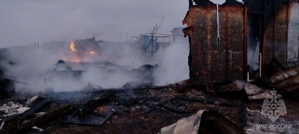 В Севастополе ликвидируют крупный пожар на улице Кряжева Пожар вспыхнул около 5 30 утра Сотрудники МЧС оперативно прибыли на место Огонь охватил два жилых строения и две хозпостройки Пять человек включая ребенка эвакуировались самостоятельно Пострадавших и погибших нет Спасатели также вынесли газовый баллон предотвратив его нагревание Из за сильного ветра существовал риск распространения огня Как сообщили в МЧС в 7 52 открытое горение было ликвидировано Ведется проливка Фото МЧС Севастополя Tg Подписывайся на truekpcrimea