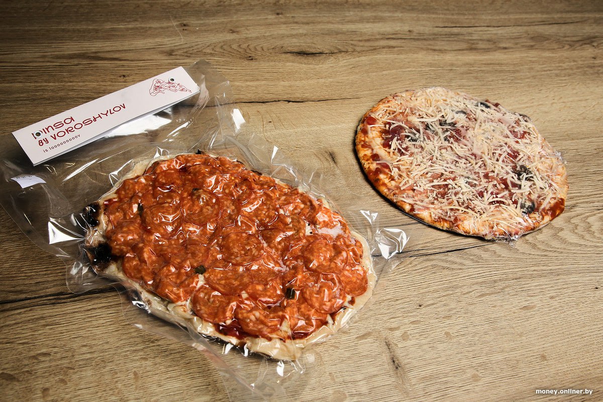 С начала 2025 года стоимость замороженной пиццы в России возросла примерно на 15 20 достигнув средней цены около 709 рублей за единицу К основным факторам этого повышения относятся резкий рост цен на сыр увеличение зарплат удорожание кредитов из за высокой ключевой ставки а также подготовка производителей к ожидаемому повышению НДС Несмотря на подорожание спрос на замороженную пиццу продолжает расти по итогам первого полугодия продажи в денежном эквиваленте увеличились более чем на 30