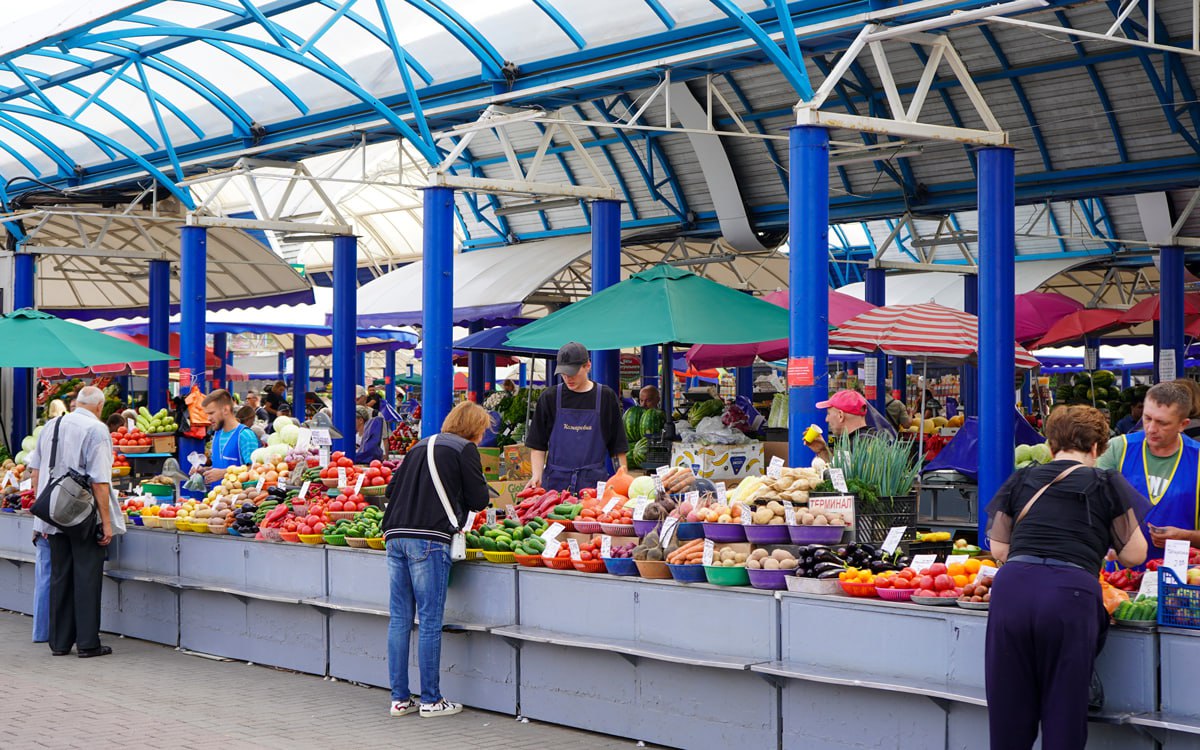Тех кто торгует продукцией с приусадебных участков ждут изменения по налогам В парламенте рассмотрели проект поправок в Налоговый кодекс Физлица получающие доход от продажи выращенных на своих участках или участках родственников овощей фруктов и другой продукции смогут подтвердить документами происхождение дохода и не платить налог если документов нет уплатить 10 с суммы превышающей 200 базовых величин 8 4 тыс руб  Подробнее