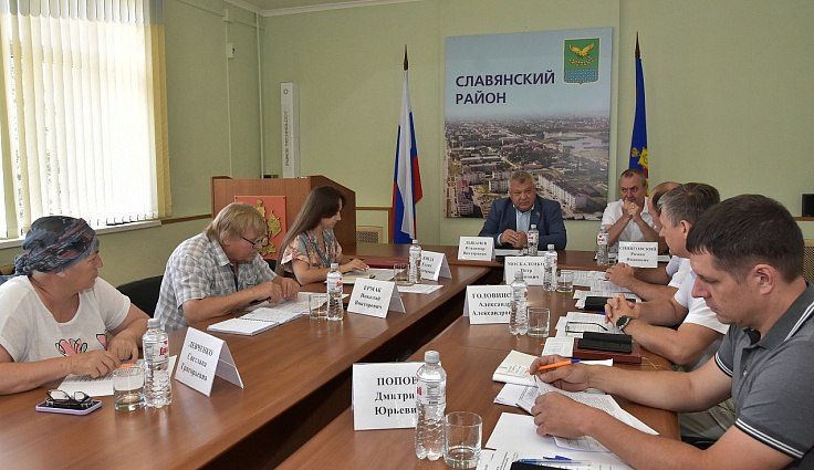 Председатель комитета ЗСК по вопросам промышленности, строительства и ЖКХ Владимир Лыбанев провёл выездное совещание в Славянском районе. Обсудили реализацию программы развития ЖКХ края. Сегодня в регионе около 30 тыс. км сетей, сотни скважин, водозаборов и очистных станций, многие из которых нуждаются в обновлении. На ремонт и модернизацию объектов водоснабжения из бюджета края выделено 6 млрд рублей. В Славянском районе успешно выполняются мероприятия программы. Завершаются стройка очистных сооружений в ст. Анастасиевской и х. Бараниковском, начат капитальный ремонт коллектора в Славянске-на-Кубани, меняется водопровод в ст. Петровской. По поручению Губернатора Кубани Вениамина Кондратьева из краевого бюджета на модернизацию ЖКХ нашего района направлено свыше 600 млн рублей. После совещания Владимир Лыбанев осмотрел объекты ЖКХ в Славянске-на-Кубани и х. Бараниковском.