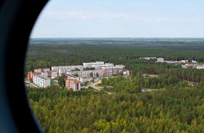 Город Кедровый скоро перестанет быть городом   Кедровый станет муниципальным округом.  Соответствующий законопроект внесен губернатором на обсуждение томской законодательной думы и уже рассмотрен комитетом по законодательству, государственному устройству и безопасности.   «Переход Кедрового в статус муниципального округа — это административная процедура, вызванная необходимостью приведения статуса муниципалитета в соответствие с федеральным законодательством. В сегодняшних реалиях Кедровый не отвечает критериям, установленным для городского округа, в частности, по площади территории и плотности населения»,— процитировала пресс-служба думы председателя комитета Степана Михайлова.  В пояснительной записке к документу говорится, что, согласно федеральному законодательству, на территории городского округа плотность населения должна в пять и более раз превышать среднюю плотность населения в Российской Федерации. Кедровый в настоящее время этому критерию не соответствует. Плотность населения в городском округе «Город Кедровый» составляет всего 1,6 чел. на кв. км.  Добавим, что Кедровый расположен в 480 километрах к северо-западу от Томска. Это один из самых маленьких городов по численности населения в России. Статус  города  он получил в 2004 году.  Областная дума рассмотрит законопроект о лишении Кедрового городского статуса на сессии 24 декабря.  Фото: «Томский обзор»