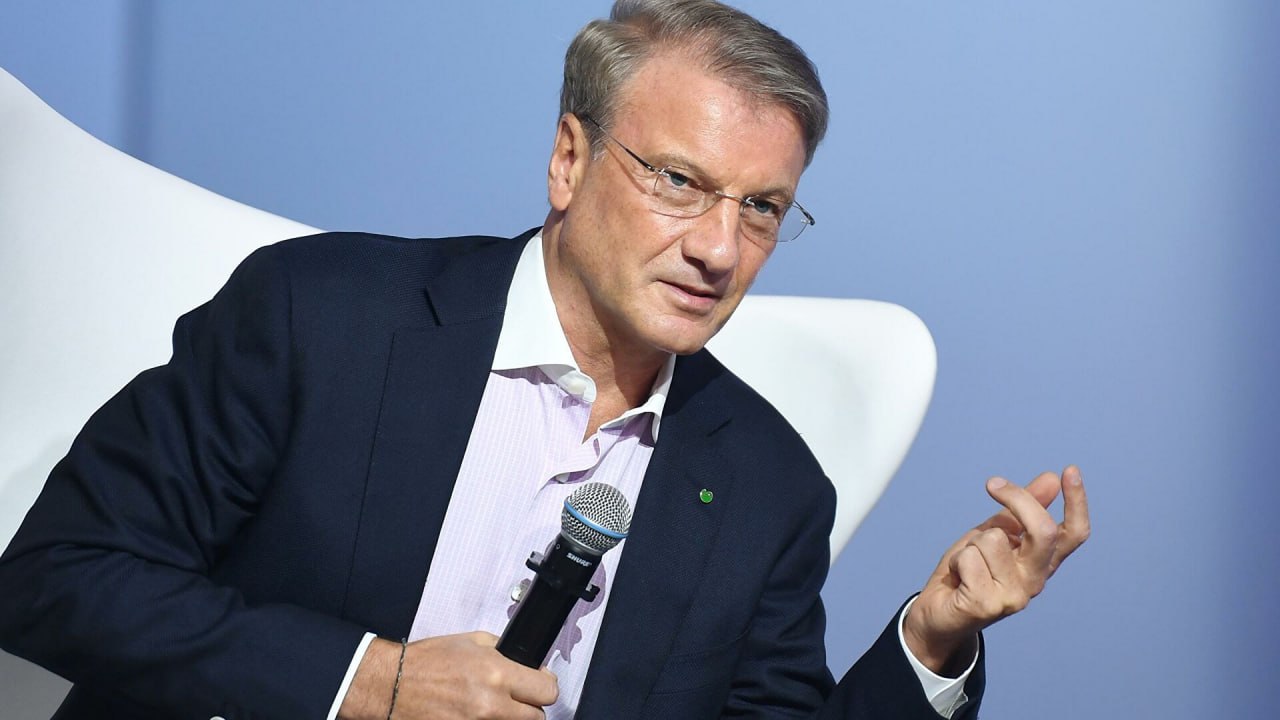Герман Греф — РБК: «Наши люди получили подготовку ценой многих кризисов» Глава «Сбера» Герман Греф в интервью телеканалу РБК на ПМЭФ рассказал о «качелях» для ключевой ставки, нежелании покупать пакет в «Яндексе», а также о том, почему «Сбер» не может выйти на SPO даже при новой приватизации «Фактически предприятия остановили инвестиционный цикл» — Я начну с цитаты сегодняшней макроэкономической панельной сессии: «Выход из перегрева или грань рецессии». Вы как бы определили сегодняшнее положение российской экономики? К какому варианту «Сбер» в своих финансовых сценариях и моделях готовится? — Как время принятия решений. Сейчас, как мне представляется, тот момент, когда очень важно совершить маневр от политики жесткого охлаждения к смягчению. Сложно, когда экономика перегревается, но еще сложнее, когда она переохлаждается. Запуск ее займет значительно больше времени.