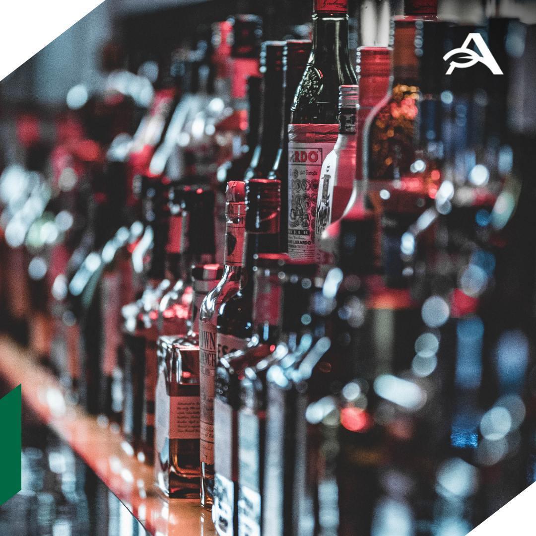 Алкогольные напитки в магазинах в начале года могут подорожать до 17 Сразу пять крупных производителей алкоголя заявили о повышении отпускных цен пишет издание Коммерсантъ со ссылкой на письма ретейлерам Стоимость товаров Novabev Group может вырасти на 10 КВК Групп на 15 17 Алкогольной сибирской группы на 12 13 ГК Руст и группа Ladoga не уточнили каким будет повышение отпускных цен На этом фоне в начале года возможно временное снижение спроса Еще сильнее могут упасть продажи импортной продукции Водка коньяк бренди и вино также будут терять в продажах agroexpert Наши каналы