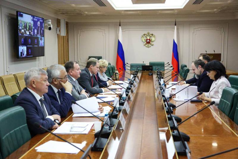 В Совете Федерации прошло заседание по вопросам газификации регионов России которое возглавил Андрей Кутепов Участники обсудили также газоснабжение в Забайкальском крае На заседании было обсуждено обеспечение СПГ для газификации частного сектора в Чите В 2022 году подписали концессию на строительство газораспределительных сетей в рамках проекта Чистый воздух который должен перевести более 13 тысяч домов на газ Определен новый концессионер срок завершения проекта 2027 год Ключевая задача выбрать поставщика СПГ с гарантированными объемами и логистикой С 1 ноября началась работа над долгосрочными контрактами на поставку топлива Минприроды ждет от Забайкальского края обновленное финансово экономическое обоснование проекта до 1 декабря в котором нужно указать долю внебюджетных средств и механизмы субсидирования поставок газа   zabnews ru l 65554   Подписаться в MAX