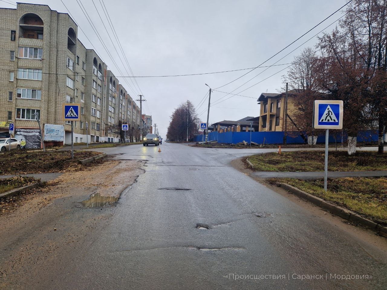 На пешехода наехал водитель в Саранске Произошла авария на Проспекте 60 лет Октября Мужчина находившийся за рулем Лады Калины наехал на 49 летнюю женщину которая переходила дорогу на зеленый сигнал светофора В результате ДТП пострадавшая была доставлена в больницу дтп topsmi13 Читайте нас в MAX Подписаться на канал