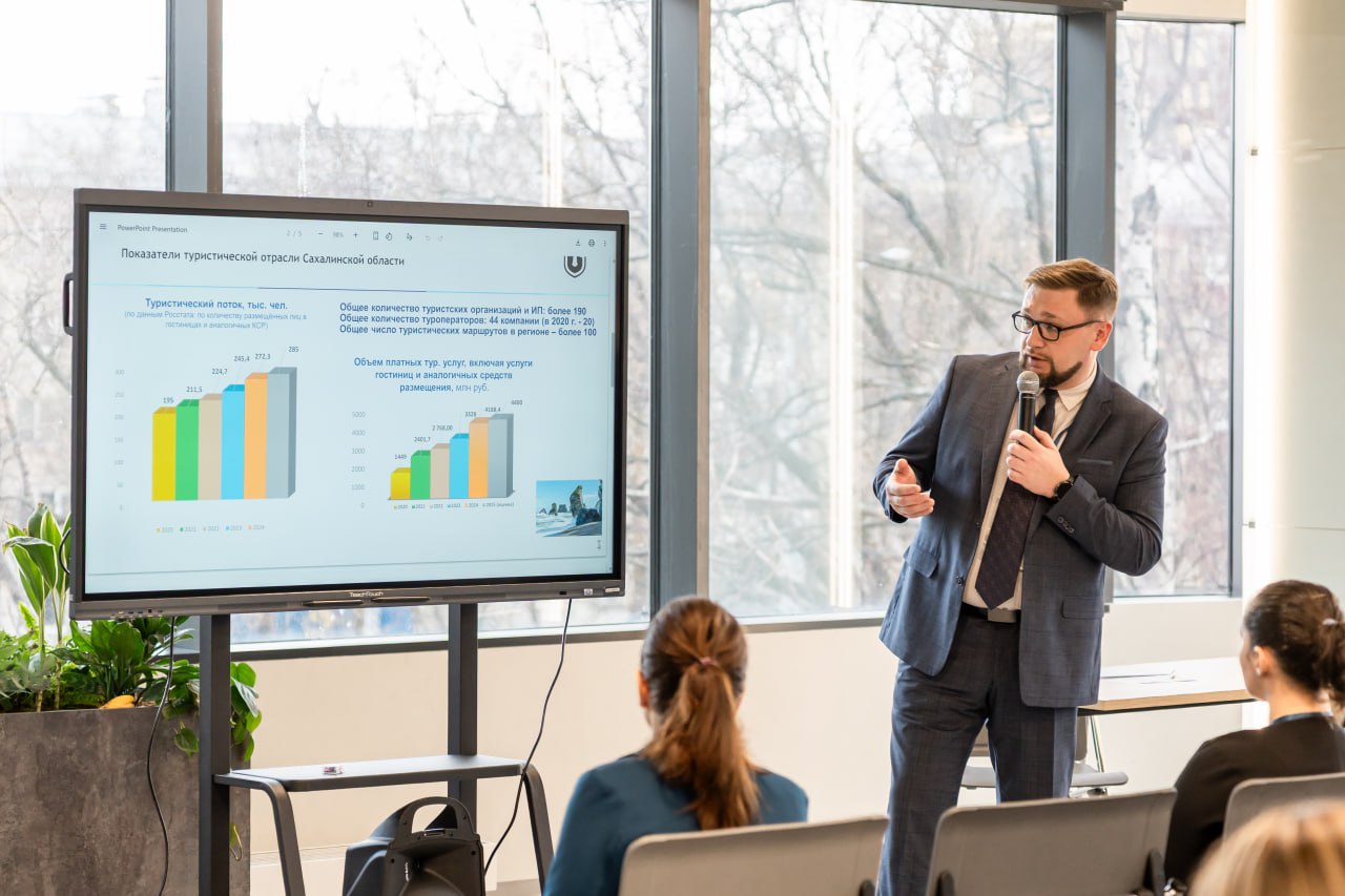 Тематическая секция Туризм состоялась в рамках Дальневосточного форума Бережливые технологии прошедшего в Южно Сахалинске В мероприятии приняли участие представители островного и материкового турбизнеса эксперты и власти Особое внимание уделили внедрению бережливых технологий для повышения производительности труда сокращению издержек и улучшению клиентского опыта Иван ШЕВЧЕНКО начальник отдела контрольно надзорной деятельности Министерства туризма Сахалинской области На секции Туризм мы обсудили лучшие практики применения бережливых технологий в ресторанной и гостиничной сферах а также обменялись опытом возведения быстровозводимых зданий С каждым годом сахалинский бизнес активнее внедряет такие решения сокращает время подачи блюд оптимизирует уборку номеров последовательно улучшает качество сервиса Это напрямую влияет на рост привлекательности региона для туристов ℹ  Форум Бережливые технологии проводился в рамках реализации федерального проекта Производительность труда и объединил специалистов из 20 регионов России и Республики Беларусь Подробнее на портале Министерства туризма Сахалинской области А мы напомним что ознакомиться с азами бережливых технологий в сфере гостеприимства можно было пройдя бесплатное обучение по дистанционной программе повышения квалификации ФРЦ РГУТИС Бережливое гостеприимство стандарты технологии и практики Подробнее о программе на портале РГУТИС ВластьПроКадры ТуристическиеМероприятия ПрограммыФРЦ СахалинскаяОбласть Нацпроекты