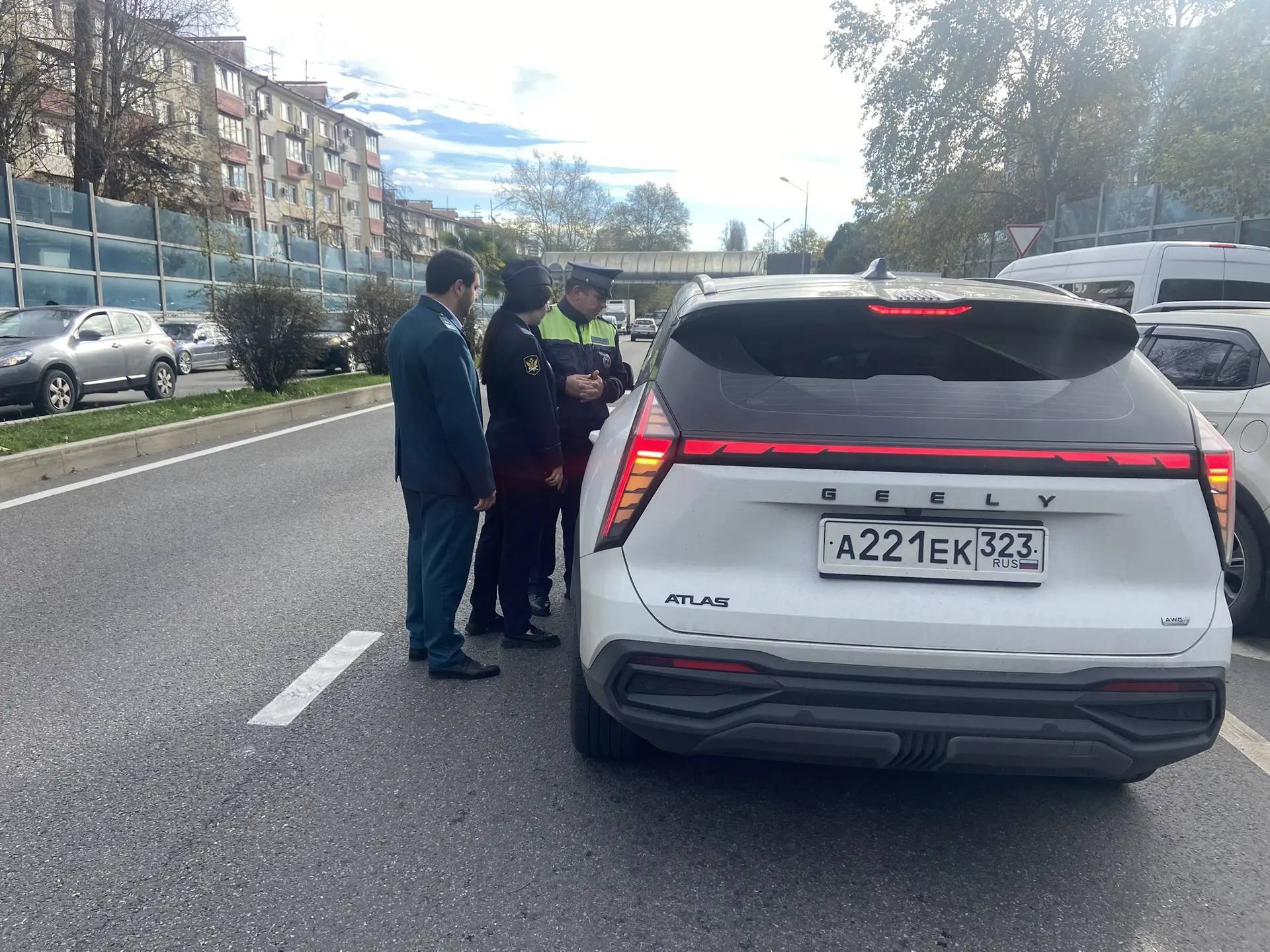 В Сочи провели рейд по выявлению должников с помощью АПК Дорожный пристав Мероприятие прошло с участием сотрудников полка ДПС департамента транспорта и дорожного хозяйства администрации города Центрального отделения судебных приставов города Сочи ФССП по Краснодарскому краю Федеральной налоговой службы России по Краснодарскому краю В рамках рейда сотрудники разместили специализированное оборудование позволяющее выявить автомобили принадлежащие неплательщикам на пересечении улиц Виноградной и Донской По итогам проведения мероприятия выявлены 2 должника с общей суммой задолженности порядка 80 тысяч рублей нарушители погасили задолженность на месте ДТиДХ в Telegram MAX