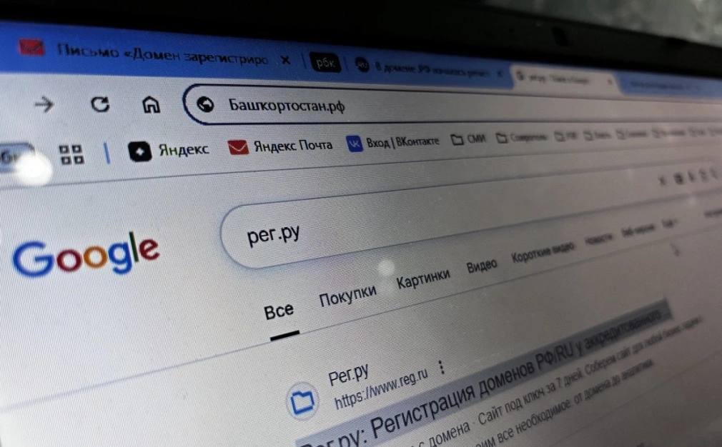 ‍ В Рунете появилась возможность регистрации интернет-адресов на башкирском  В доменной зоне .рф теперь можно открывать сайты с адресами на 17 языках народов России, в том числе на башкирском. Об этом сообщили в АНО «Координационный центр национального домена сети Интернет».  Кроме башкирского, в именах сайтов могут использоваться буквы абазинского, адыгейского, алтайского, бурятского, ингушского, кабардино-черкесского, калмыцкого, коми, марийского, татарского, тувинского, удмуртского, хакасского, чеченского, чувашского и якутского языков. Стандартная кириллица при написании адресов теперь пополнилась 25 дополнительными символами, характерными для алфавитов этих языков.  Решение было принято во исполнение указа президента России и направлено на «обеспечение языкового многообразия в цифровом пространстве», сообщили в Координационном центре.    РБК-Уфа
