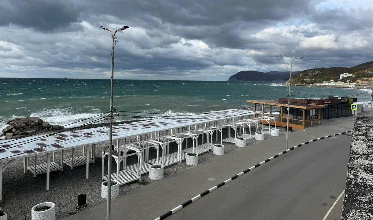 Пляжи Новороссийска не успели дооборудовать из-за погодных условий. Об этом «Ъ-Новороссийск» сообщили в пресс-службе администрации города. До 1 июня все пляжные территорий получили декларации ГИМС МЧС и санитарно-эпидемиологические заключения. Перед началом сезона основной упор в подготовке был направлен на организацию безопасного отдыха. «К ожидаемому массовому наплыву отдыхающих на пляжи города примерно 10 июня , когда вода в море прогреется до 20 градусов, вся инфраструктура пляжа будет установлена»,— заявили в пресс-службе города-героя. пресс-служба администрации Новороссийска #ЪУзнал