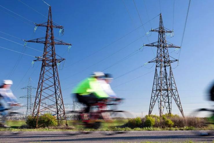 Эстония стала рекордсменом в Евросоюзе по росту цен на газ За первую половину 2025 года стоимость выросла почти на 24 по сравнению с тем же периодом прошлого года Теперь жителям страны приходится платить около 9 4 за 1 кВт ч Рост цен в Эстонии совпал с общим подорожанием товаров Особенно сильно выросли цены на продукты местного производства Например огурцы подорожали на 82 мясо бройлера на 24 сметана на 28  По данным Евростата в среднем по ЕС стоимость за газ наоборот снизилась примерно на 8 Но Эстония стала исключением вместе с ней в тройку стран с самым сильным ростом вошли Болгария и Швеция Фото Ingrid Maasik Shutterstock Читай РБК Петербург