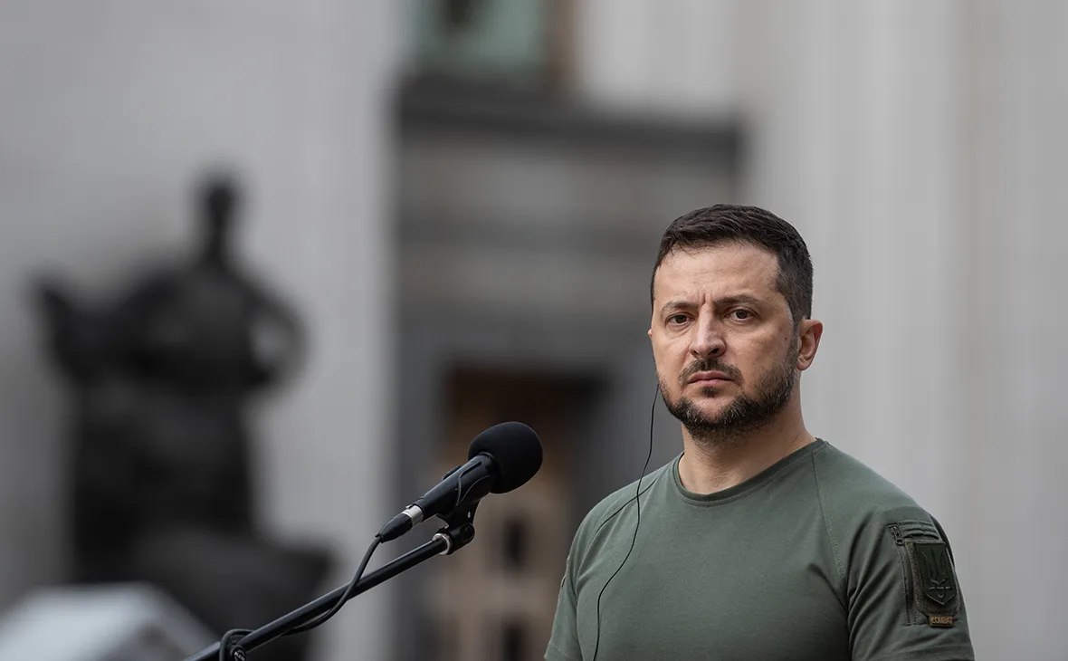 Зеленский заявил, что не видит стремления у России заключить мир Глава киевского режима в интервью немецкому телеканалу RTL призвал усилить международное давление на Москву и заявил, что пока не видит готовности к миру со стороны Кремля. По словам Зеленского, ведущие страны мира прилагают недостаточно усилий, а США вовлечены в процесс, «но не полностью». Зеленский отметил, что Китай и представители Глобального Юга проявляют сдержанность. Зеленский также считает, что мир на Украине возможен только после ухода с поста российского президента. При этом он допустил возможность достижения «промежуточного решения». Зеленский заявил, что мир «может наступить уже завтра», но для этого необходимо добиться перемирия, которое «постепенно приведёт к прочному миру». #Россия #Китай #США #Украина #Киев #Зеленский #мир #интервью