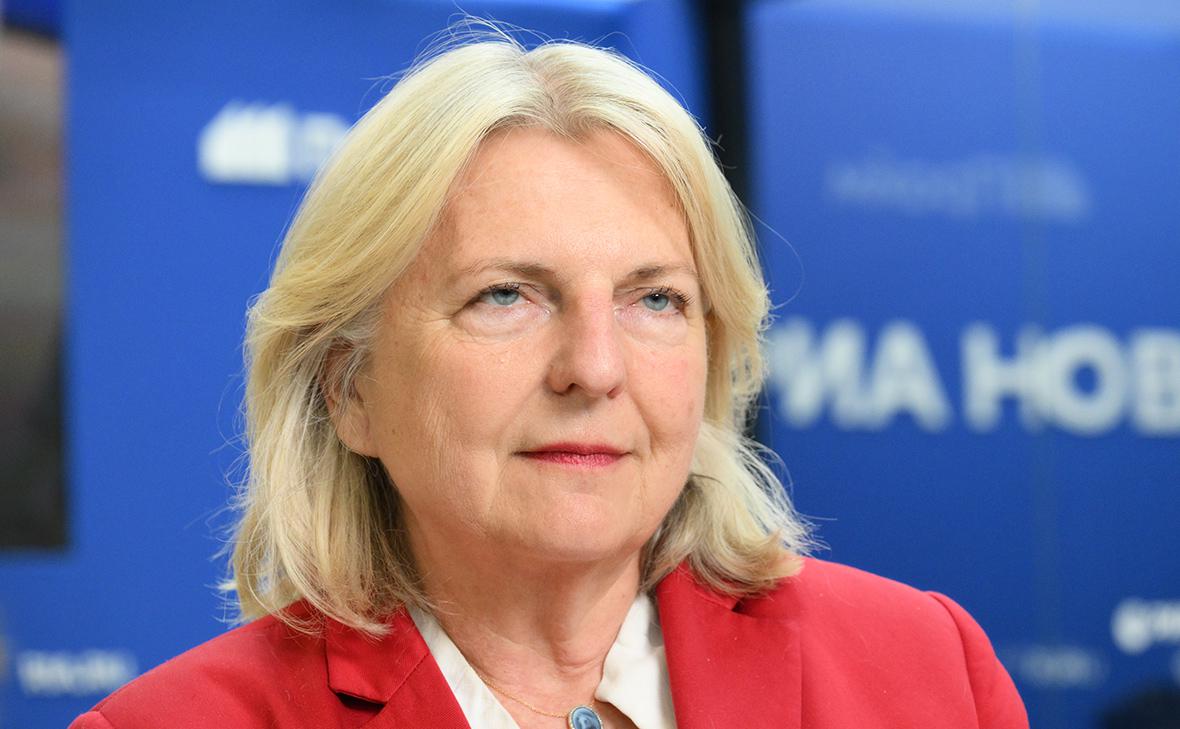 Предложение вести переговоры с нелегитимным руководством Украины, является уступкой от России, а прямой диалог – это единственный путь к миру, заявила экс-глава МИД Австрии Карин Кнайсль.