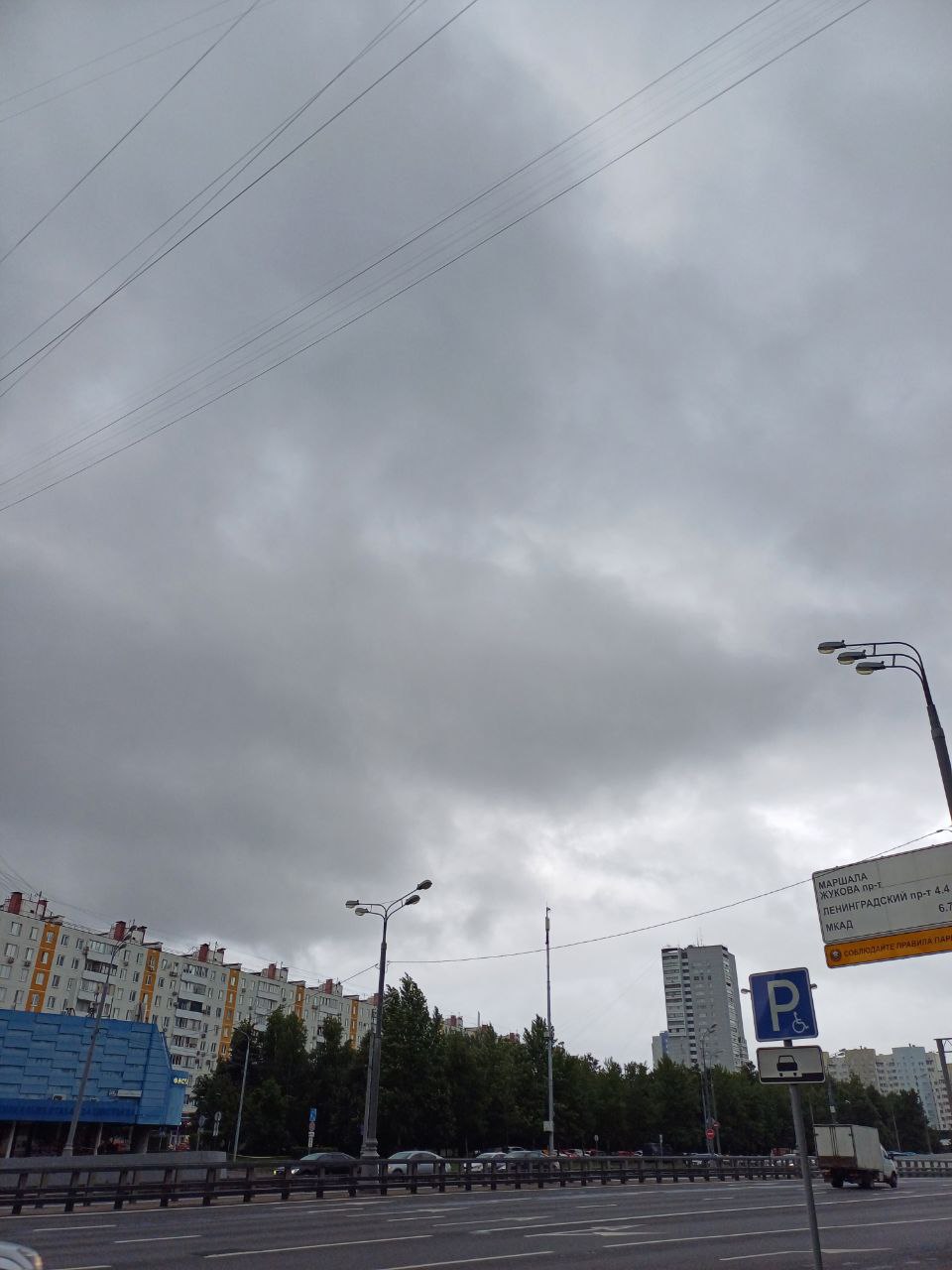 «Рвань» облаков вторичного холодного фронта  Frnb    моросью и дождем  набросилась на утренние улицы Москвы. Начал усиливаться ветер,  на территории Новой Москвы порывы до 14 м/с, что только усиливает дискомфорт последнего  дня июня.