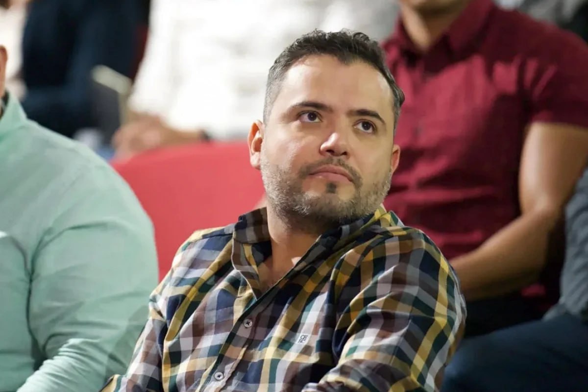 Мэра города Текила Диего Риверу Наварро арестовали за вымогательство у производителей текилы Помимо мэра полиция задержала еще троих чиновников руководителя муниципальной полиции директора налоговой службы и главу департамента общественных работ Причиной стали многочисленные жалобы граждан и данные разведки Больше новостей в Daily News