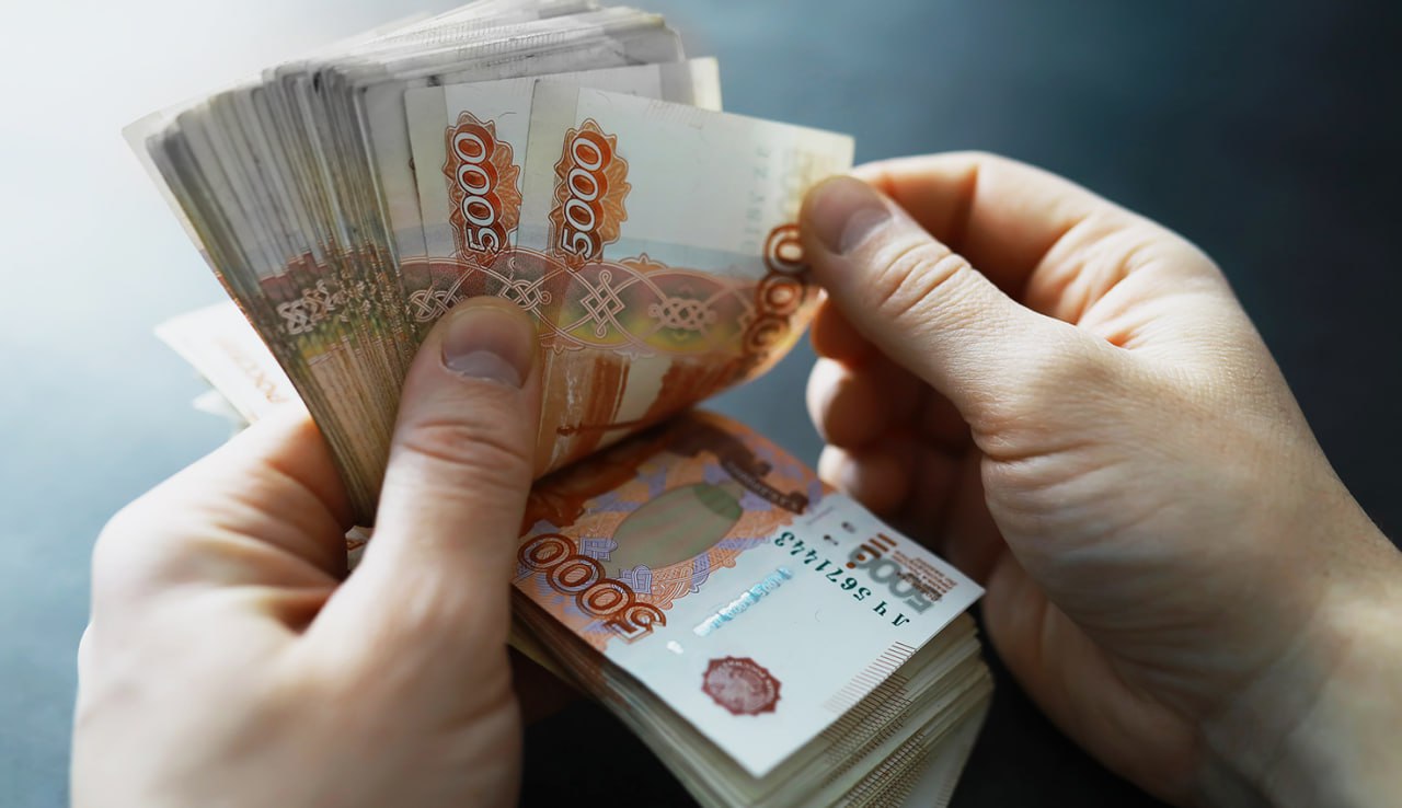 В первом чтении принят законопроект о повышении страхового возмещения по вкладам до 2,8 млн рублей Речь идет о депозитах в рублях, оформленных сберегательными сертификатами без права досрочного изъятия сроком более трех лет. Проект направлен на создание условий для привлечения долгосрочных ресурсов в банковский сектор. Возмещение по этим вкладам будет производиться отдельно от стандартных депозитов, для которых сохраняется текущий лимит в 1,4 млн рублей. Закон, в случае его принятия, не окажет существенного влияния на устойчивость фонда обязательного страхования вкладов.