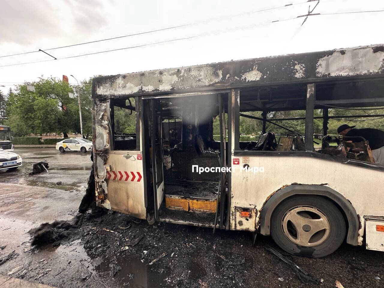 Красноярский перевозчик выпускал на линию неисправные автобусы. Один из них сгорел.  В июле этого года на остановке «Красная площадь» сгорел автобус №2. После случившегося прокуратура провела проверку и выяснила, что причиной пожара стал лопнувший шланг, из которого протекло масло.  Сгоревший автобус принадлежит компании «Экипаж ГО». Во время проверки выяснилось, что автобусы перевозчика регулярно выходили на маршруты с «целым набором неисправностей», с которыми должны были отправлять на ремонт.  В итоге перевозчику внесли представление и завели административное дело за выпуск на линию неисправных транспортных средств.   «ПМ» обратился за комментарием в компанию. Сотрудница взяла контакты корреспондента и пообещала, что руководство свяжется с нами. На данный момент нам никто так и не перезвонил.