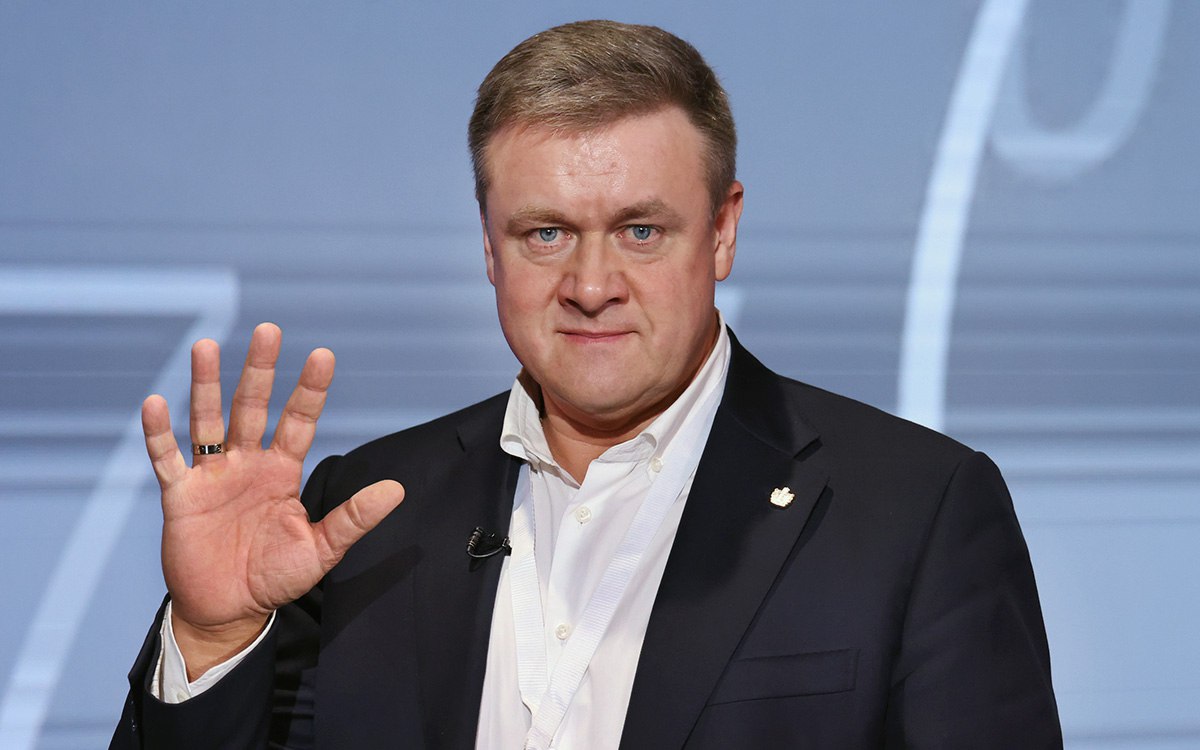 Экс губернатор Рязанской области Николай Любимов обвиняется в получении нескольких взяток на общую сумму более 270 млн рублей Об этом в интервью ТАСС сообщил председатель СК РФ Александр Бастрыкин По словам руководителя ведомства одна из взяток в размере 252 млн рублей была получена Любимовым за назначение на пост вице губернатора и общее покровительство Еще две взятки в размере 12 млн и 8 млн рублей предназначались за содействие в заключении госконтрактов на поставку медицинского оборудования Напомним в декабре 2024 года Басманный суд Москвы арестовал Николая Любимова по делу о получении взятки в особо крупном размере После года нахождения в СИЗО Следственный комитет России сформулировал обвинение В 2017 2022 годах Любимов был губернатором Рязанской области В сентябре 2022 года Любимов занял место сенатора Совета Федерации от Рязанской области GreenFolder