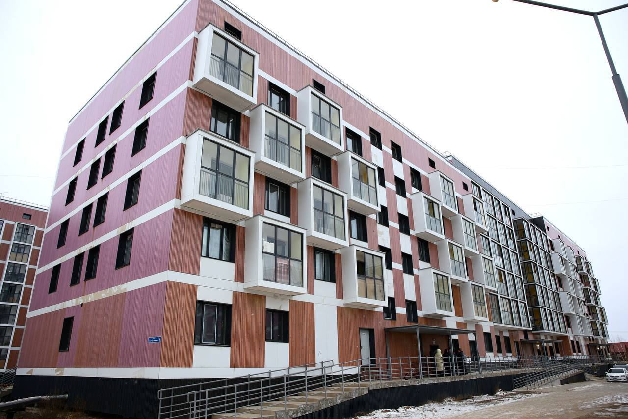 Модернизация ЖКХ Инфраструктурные проекты одобрены для Новосибирской области и Татарстана Президиум Правительственной комиссии по региональному развитию под председательством вице премьера Марата Хуснуллина одобрил два проекта модернизации коммунальной инфраструктуры в Новосибирской области и в Республике Татарстан Реализация пройдет с привлечением льготных займов за счет средств Фонда национального благосостояния По словам Хуснуллина по программе с 2022 года введено более 1 3 тыс км сетей и 260 объектов Новые проекты повысят качество услуг для 47 тыс жителей двух регионов Программу курирует Минстрой России оператором выступает Фонд развития территорий Генеральный директор ФРТ Василий Купызин уточнил в Искитиме построят котельную мощностью 83 4 Гкал ч и протянут 1 5 км магистрального трубопровода ввод 2027 в Казани до конца 2026 года появятся насосная станция 13 95 тыс куб м сут и 13 8 км магистральных сетей На проекты выделено 2 59 млрд рублей из ФНБ Подписывайся на Голос страны в МАХ