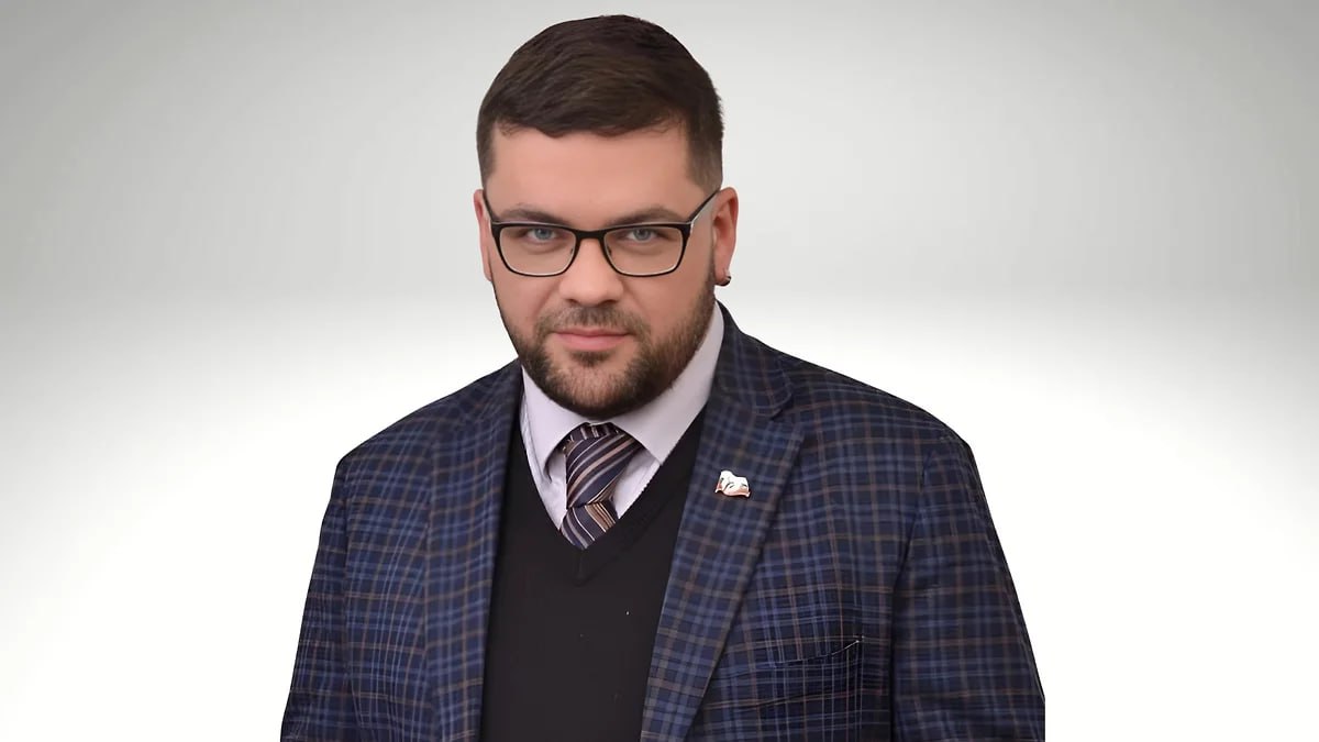 Алексей Шляпужников о том, будет ли национальный мессенджер эффективен в борьбе с кибермошенниками На прошедшем Петербургском экономическом форуме эксперты дали прогноз, согласно которому в этом году при текущей динамике интернет-мошенники могут суммарно похитить у россиян 340 млрд рублей, что существенно превышает прошлогодний результат. Госдума в срочном порядке принимает пакеты мер для противодействия киберпреступникам. Депутаты обещают, что 2025 год станет переломным в борьбе с аферистами, однако отдельные законодательные инициативы все же вызывают немалый скепсис. «Ъ-СПб» обсудил эту проблему с консультантом по информационной и компьютерной безопасности Алексеем Шляпужниковым. Подробнее — в материала «Ъ-СПб»