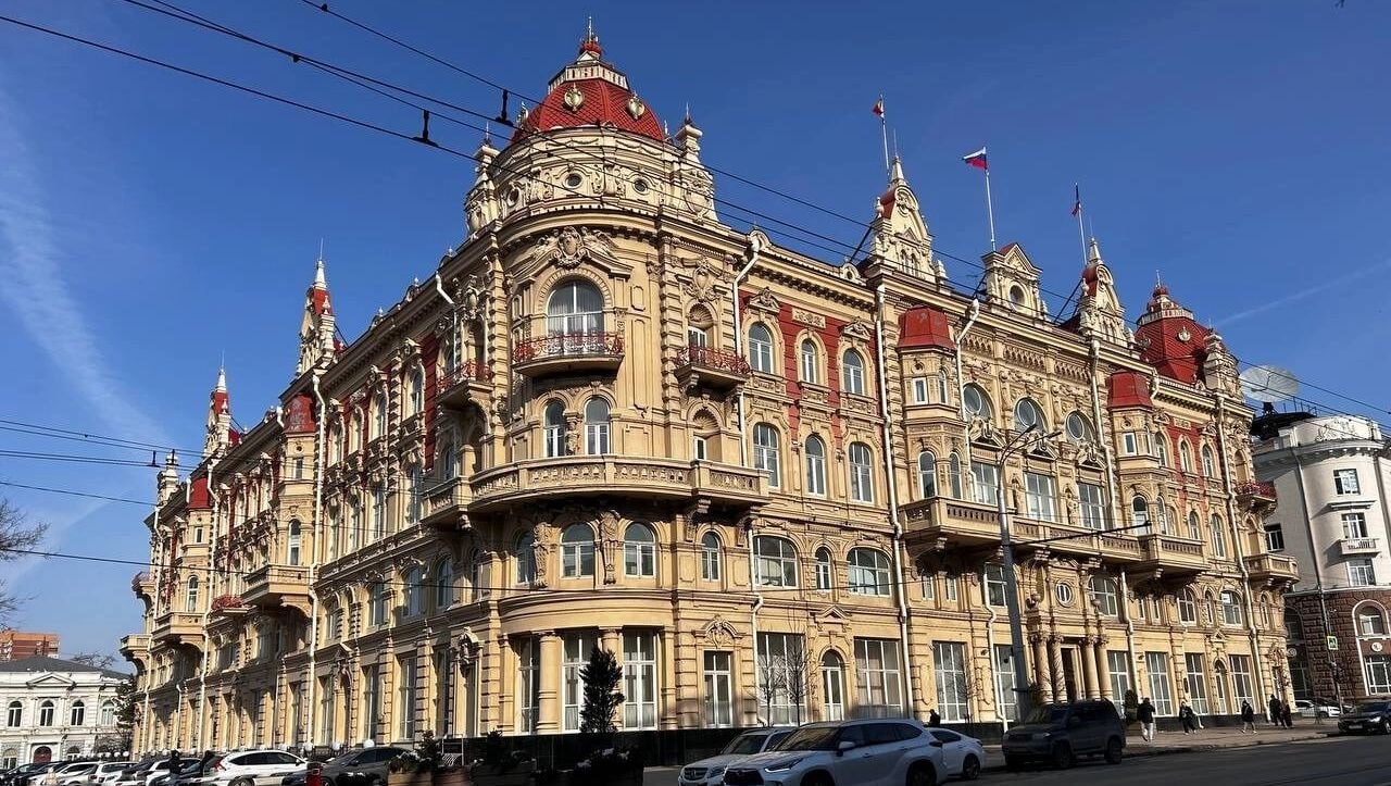 Ростову на Дону могут списать 1 1 млрд рублей долга перед регионом Администрация Ростова на Дону направила в региональное министерство финансов соглашение о реструктуризации задолженности по 23 действующим кредитным договорам Об этом сообщает пресс служба администрации города Таким образом городу с 2030 по 2034 годы могут списать более 1 1 млн руб Условием является погашение за счет высвободившихся средств в период с 2025 года по 2029 год имеющихся кредитов и переселение граждан из аварийного жилья Общая сумма долга города перед Ростовской областью превышает 1 7 млрд руб из них 1 5 млрд руб ушли на строительство моста через Дон на улице Сиверса еще 200 млн руб на погашение долговых обязательств перед банками Город планирует погасить 582 млн руб с 2025 года по 2034 год включительно Подписаться на Новости Ростова Прислать новость Мы в Max rostovnews61