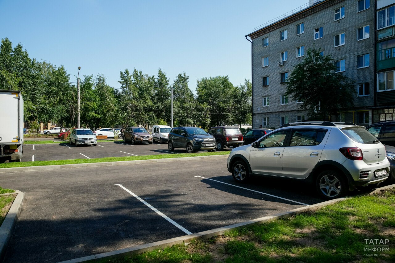 Столица Татарстана продолжает расширять парковочное пространство. Как сообщил на деловом понедельнике в мэрии Казани Ильдар Шакиров, заместитель руководителя исполкома города, до конца года в городе будет организовано девять новых парковочных зон общей вместимостью 226 машиномест.  Новые парковки появятся на улицах Батурина, Карима, Подлужной, Чернышевского, а также на Кремлевской набережной и улице Щапова. Важно отметить, что парковочные места будут организованы точечно – на месте существующих карманов и там, где раньше автомобили парковались хаотично, создавая неудобства для других участников движения.  Ильдар Шакиров подчеркнул, что при выборе локаций для новых парковок учитывались пожелания жителей близлежащих домов, а также организаций, расположенных на этих улицах.